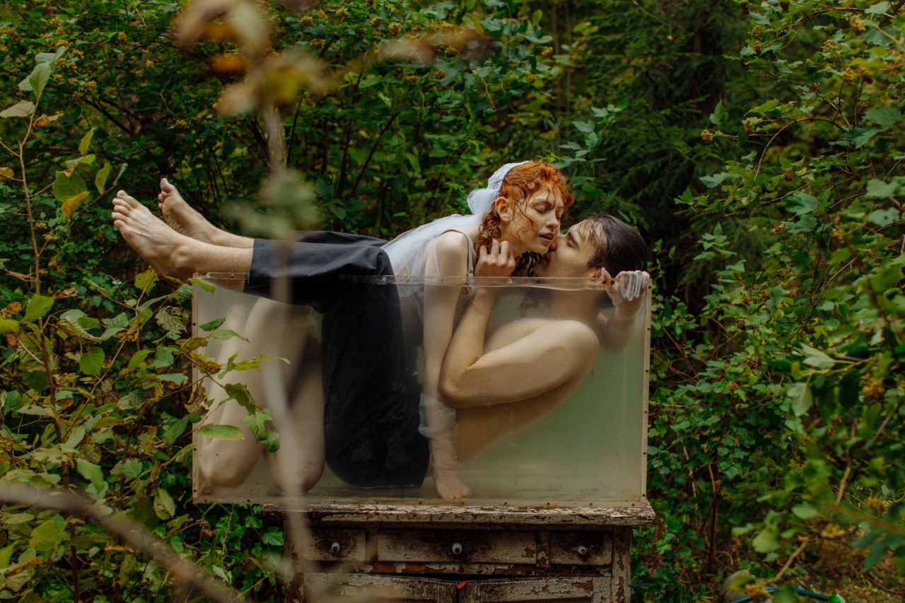 Видеть необычное в бытовом и применять нестандартный подход в решении творческих задач — этих принципов придерживается фотограф из Владимира Ольга Сморжанюк. Для нее охапка ложек может легко стать букетом, а бумага — покрывалом. О своих экспириенсах на съемочной площадке повелительница камеры рассказала нашему изданию.