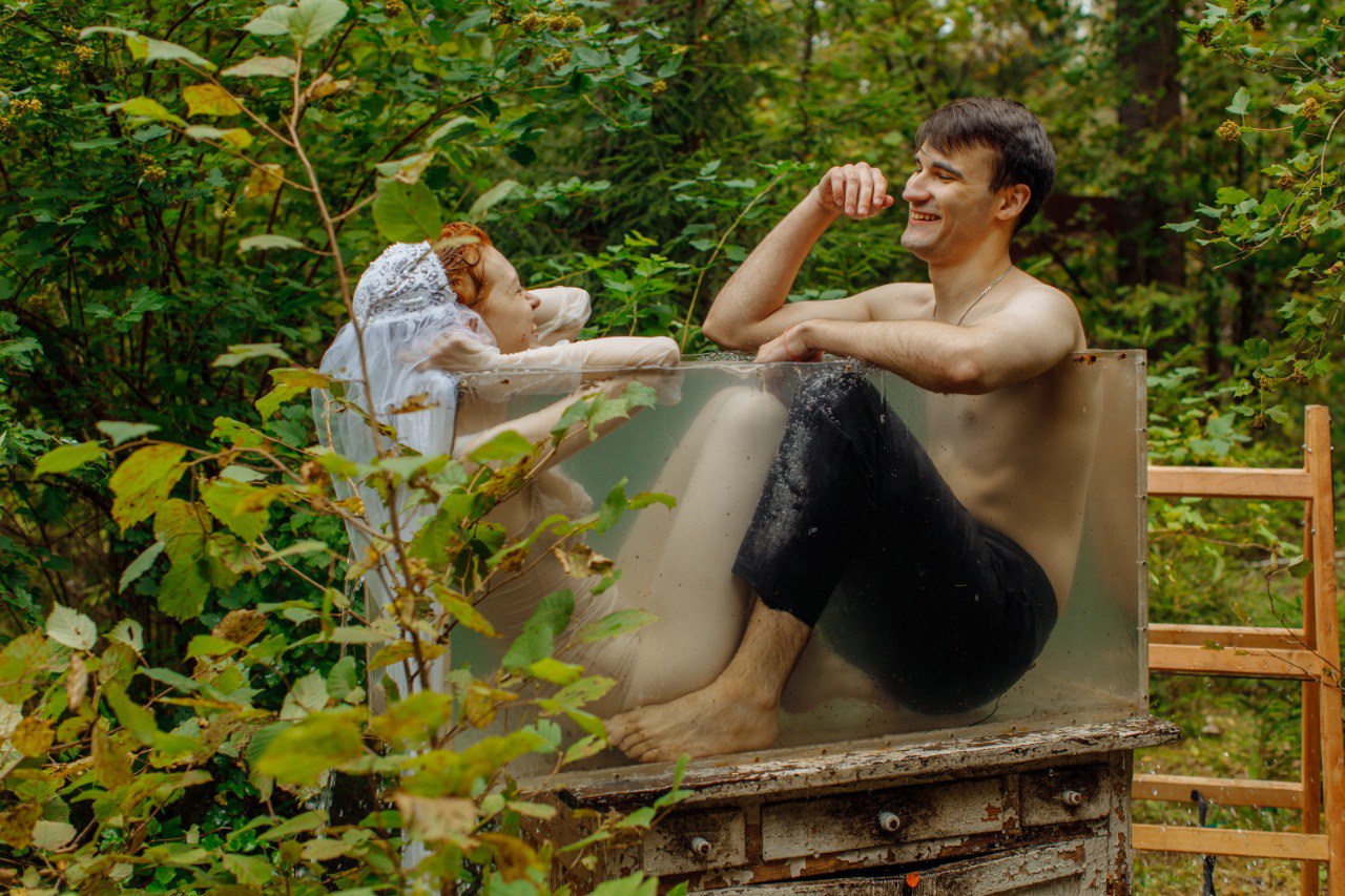 Видеть необычное в бытовом и применять нестандартный подход в решении творческих задач — этих принципов придерживается фотограф из Владимира Ольга Сморжанюк. Для нее охапка ложек может легко стать букетом, а бумага — покрывалом. О своих экспириенсах на съемочной площадке повелительница камеры рассказала нашему изданию.