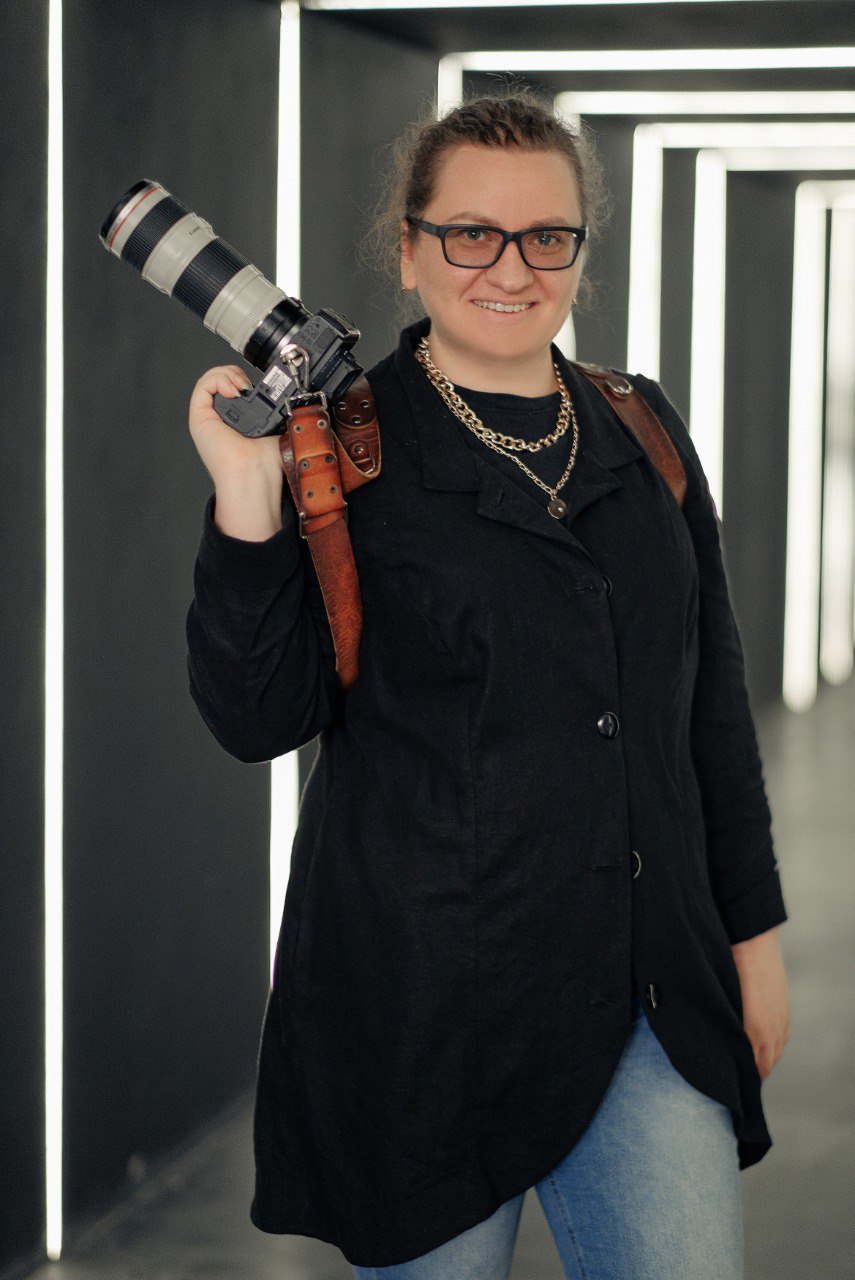 Видеть необычное в бытовом и применять нестандартный подход в решении творческих задач — этих принципов придерживается фотограф из Владимира Ольга Сморжанюк. Для нее охапка ложек может легко стать букетом, а бумага — покрывалом. О своих экспириенсах на съемочной площадке повелительница камеры рассказала нашему изданию.