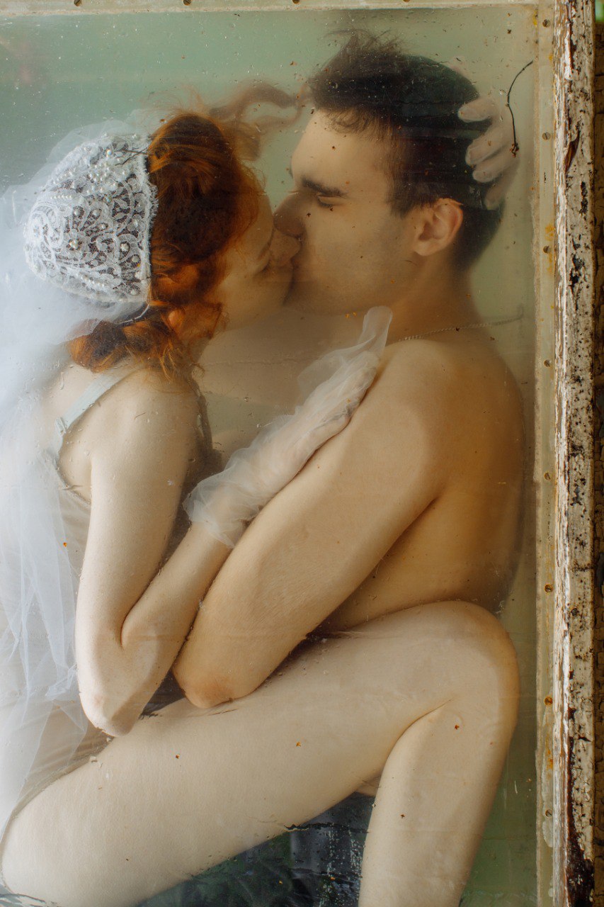 Видеть необычное в бытовом и применять нестандартный подход в решении творческих задач — этих принципов придерживается фотограф из Владимира Ольга Сморжанюк. Для нее охапка ложек может легко стать букетом, а бумага — покрывалом. О своих экспириенсах на съемочной площадке повелительница камеры рассказала нашему изданию.