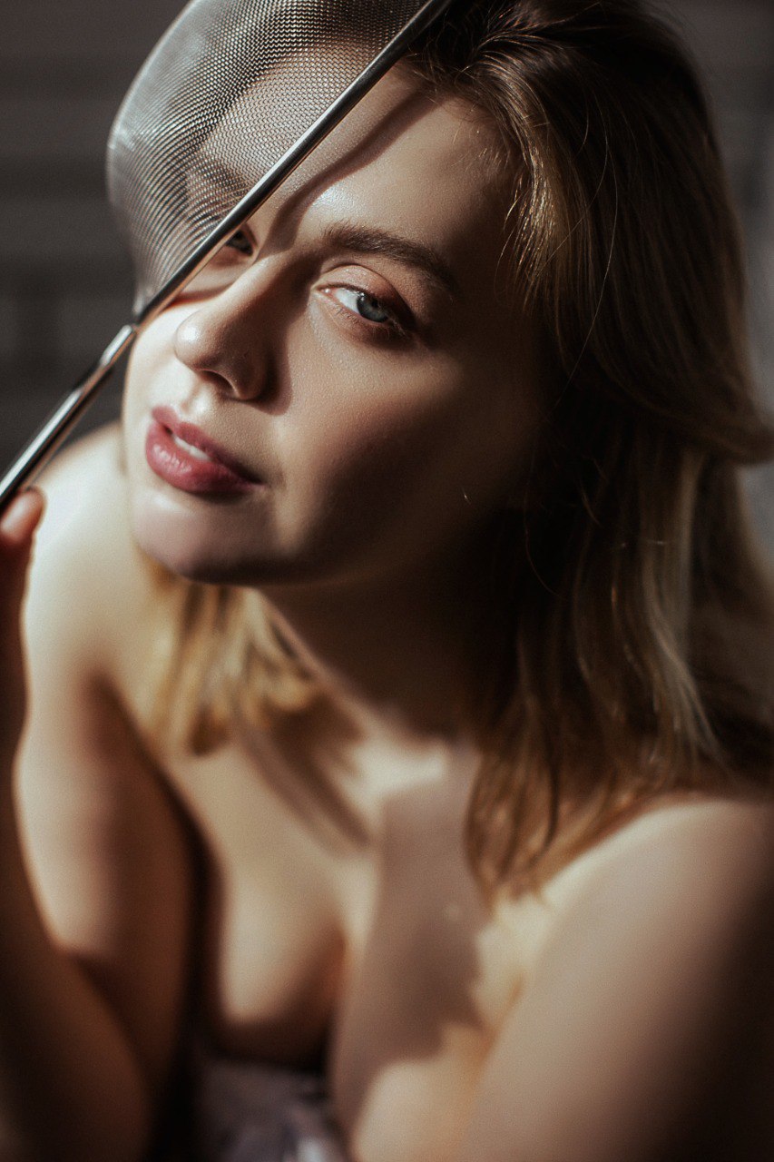 Видеть необычное в бытовом и применять нестандартный подход в решении творческих задач — этих принципов придерживается фотограф из Владимира Ольга Сморжанюк. Для нее охапка ложек может легко стать букетом, а бумага — покрывалом. О своих экспириенсах на съемочной площадке повелительница камеры рассказала нашему изданию.