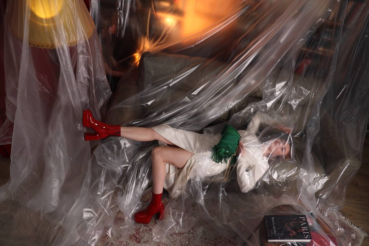 Видеть необычное в бытовом и применять нестандартный подход в решении творческих задач — этих принципов придерживается фотограф из Владимира Ольга Сморжанюк. Для нее охапка ложек может легко стать букетом, а бумага — покрывалом. О своих экспириенсах на съемочной площадке повелительница камеры рассказала нашему изданию.