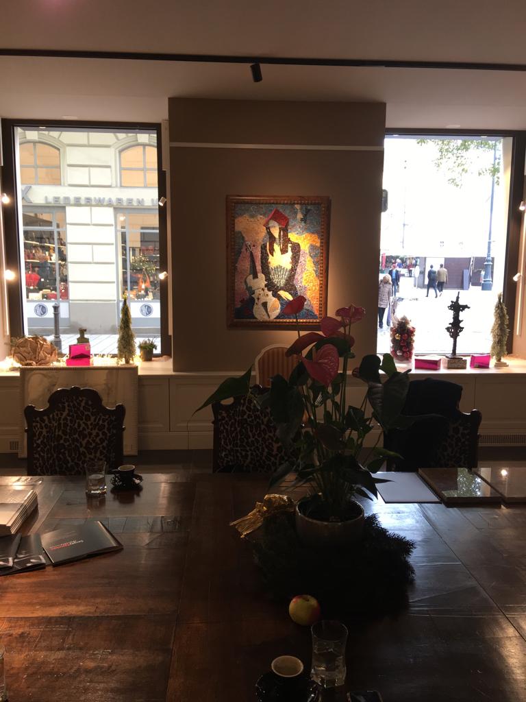 Знакомьтесь, импровизионизм. Нет-нет, мы не ошиблись и написали верно. Так называется стиль живописи, созданный владимирским художником. Работы Сергея Игнатова признаны во всем мире: выигрывают награды, выставляются за рубежом, продаются в частные коллекции за десятки тысяч евро. «Ключ-Медиа» заглянул в святая святых — мастерскую автора, чтобы приобщиться к прекрасному.