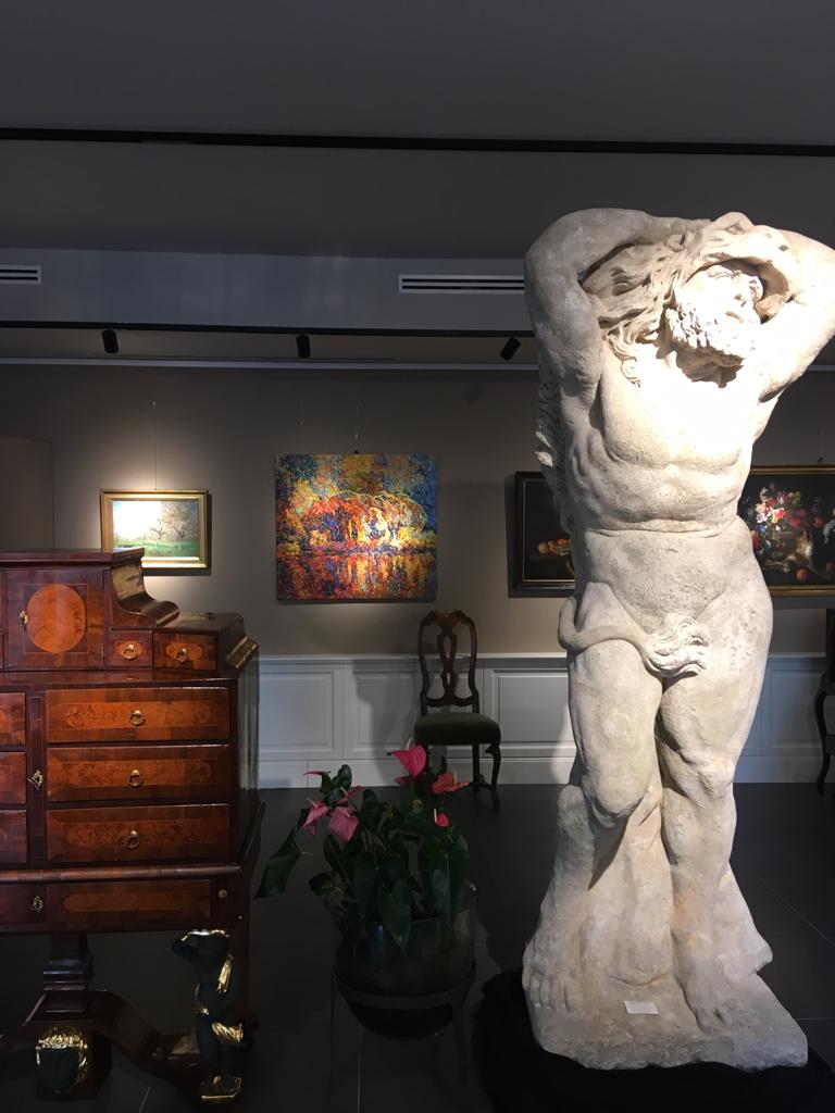 Знакомьтесь, импровизионизм. Нет-нет, мы не ошиблись и написали верно. Так называется стиль живописи, созданный владимирским художником. Работы Сергея Игнатова признаны во всем мире: выигрывают награды, выставляются за рубежом, продаются в частные коллекции за десятки тысяч евро. «Ключ-Медиа» заглянул в святая святых — мастерскую автора, чтобы приобщиться к прекрасному.