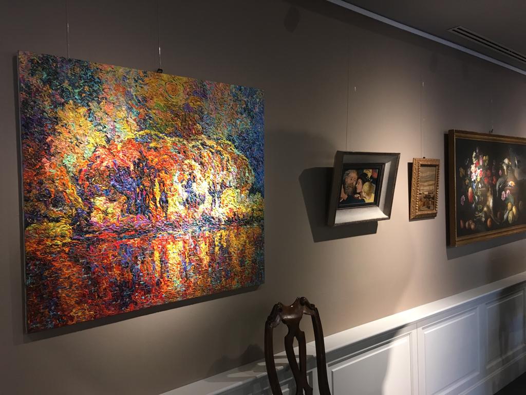 Знакомьтесь, импровизионизм. Нет-нет, мы не ошиблись и написали верно. Так называется стиль живописи, созданный владимирским художником. Работы Сергея Игнатова признаны во всем мире: выигрывают награды, выставляются за рубежом, продаются в частные коллекции за десятки тысяч евро. «Ключ-Медиа» заглянул в святая святых — мастерскую автора, чтобы приобщиться к прекрасному.