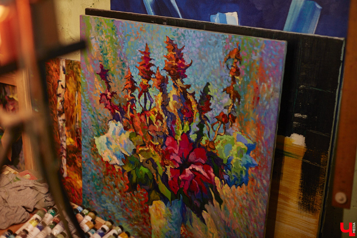 Знакомьтесь, импровизионизм. Нет-нет, мы не ошиблись и написали верно. Так называется стиль живописи, созданный владимирским художником. Работы Сергея Игнатова признаны во всем мире: выигрывают награды, выставляются за рубежом, продаются в частные коллекции за десятки тысяч евро. «Ключ-Медиа» заглянул в святая святых — мастерскую автора, чтобы приобщиться к прекрасному.