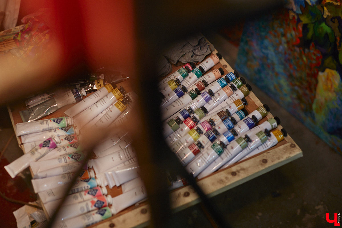 Знакомьтесь, импровизионизм. Нет-нет, мы не ошиблись и написали верно. Так называется стиль живописи, созданный владимирским художником. Работы Сергея Игнатова признаны во всем мире: выигрывают награды, выставляются за рубежом, продаются в частные коллекции за десятки тысяч евро. «Ключ-Медиа» заглянул в святая святых — мастерскую автора, чтобы приобщиться к прекрасному.