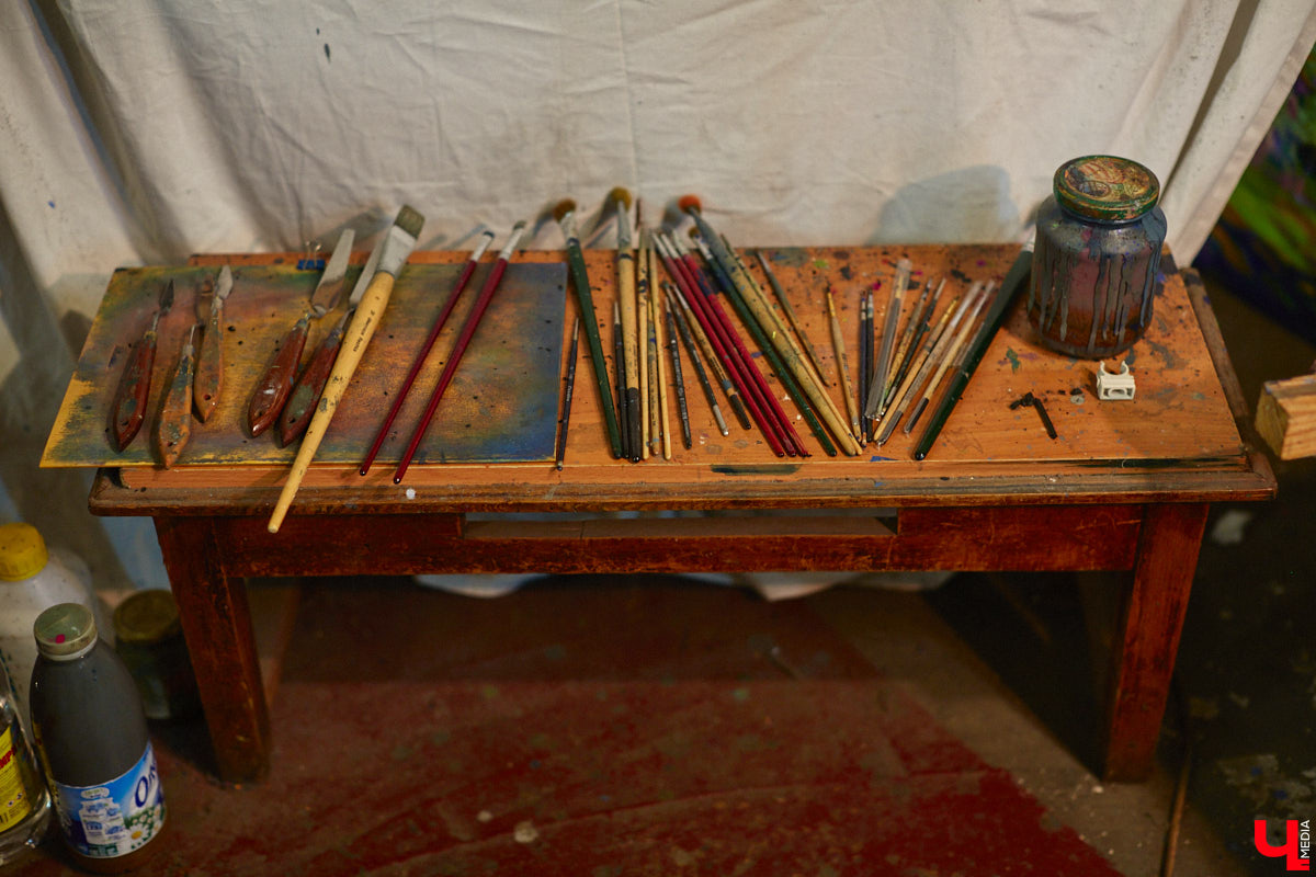 Знакомьтесь, импровизионизм. Нет-нет, мы не ошиблись и написали верно. Так называется стиль живописи, созданный владимирским художником. Работы Сергея Игнатова признаны во всем мире: выигрывают награды, выставляются за рубежом, продаются в частные коллекции за десятки тысяч евро. «Ключ-Медиа» заглянул в святая святых — мастерскую автора, чтобы приобщиться к прекрасному.