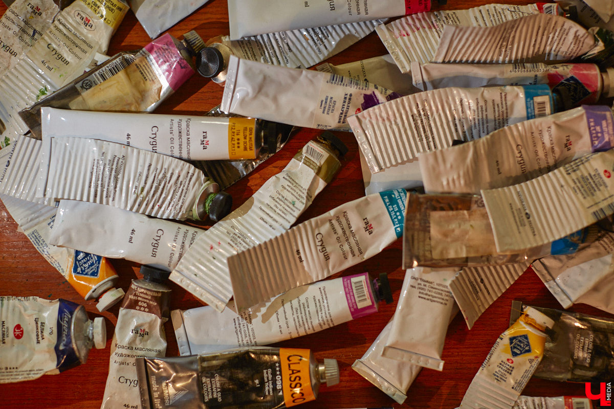 Знакомьтесь, импровизионизм. Нет-нет, мы не ошиблись и написали верно. Так называется стиль живописи, созданный владимирским художником. Работы Сергея Игнатова признаны во всем мире: выигрывают награды, выставляются за рубежом, продаются в частные коллекции за десятки тысяч евро. «Ключ-Медиа» заглянул в святая святых — мастерскую автора, чтобы приобщиться к прекрасному.