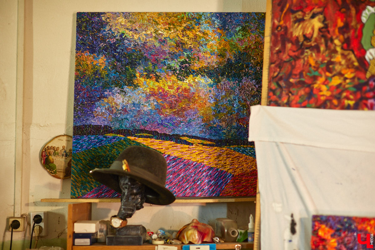 Знакомьтесь, импровизионизм. Нет-нет, мы не ошиблись и написали верно. Так называется стиль живописи, созданный владимирским художником. Работы Сергея Игнатова признаны во всем мире: выигрывают награды, выставляются за рубежом, продаются в частные коллекции за десятки тысяч евро. «Ключ-Медиа» заглянул в святая святых — мастерскую автора, чтобы приобщиться к прекрасному.