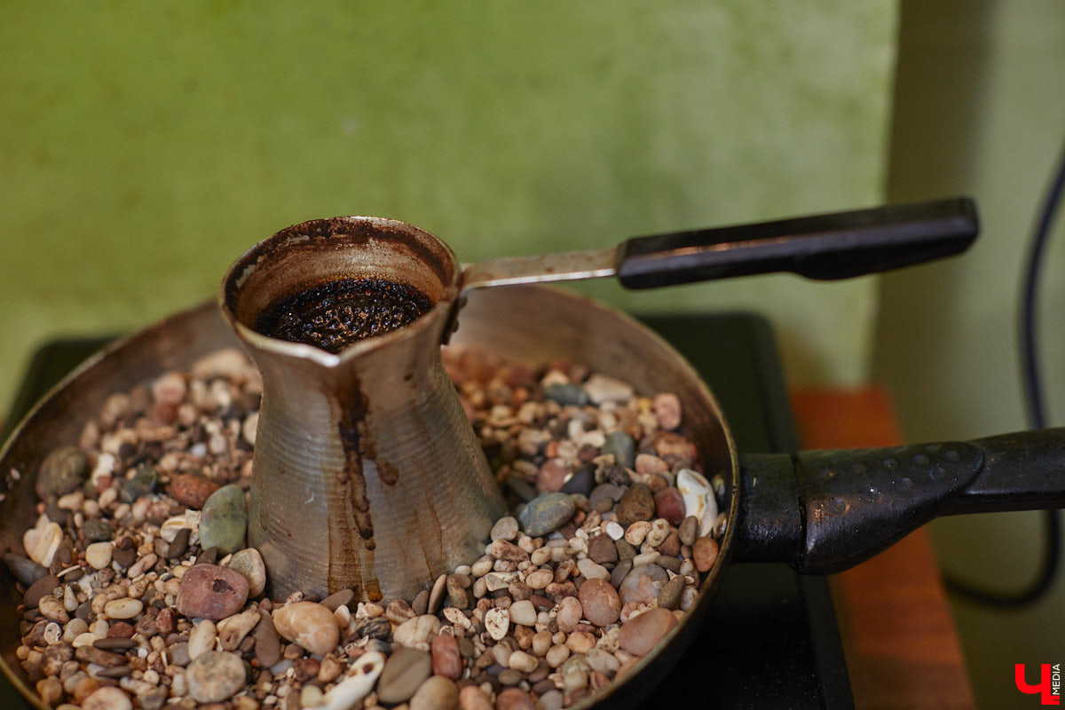 Знакомьтесь, импровизионизм. Нет-нет, мы не ошиблись и написали верно. Так называется стиль живописи, созданный владимирским художником. Работы Сергея Игнатова признаны во всем мире: выигрывают награды, выставляются за рубежом, продаются в частные коллекции за десятки тысяч евро. «Ключ-Медиа» заглянул в святая святых — мастерскую автора, чтобы приобщиться к прекрасному.