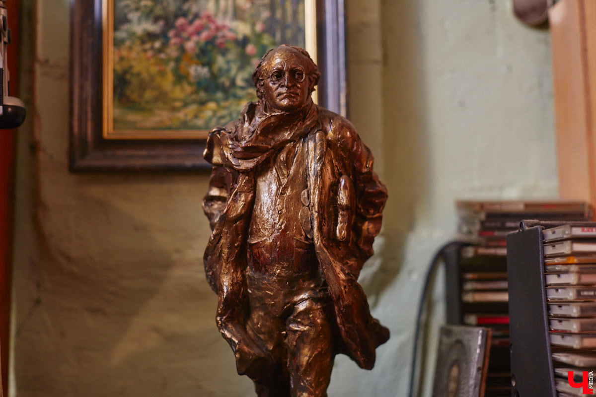 Знакомьтесь, импровизионизм. Нет-нет, мы не ошиблись и написали верно. Так называется стиль живописи, созданный владимирским художником. Работы Сергея Игнатова признаны во всем мире: выигрывают награды, выставляются за рубежом, продаются в частные коллекции за десятки тысяч евро. «Ключ-Медиа» заглянул в святая святых — мастерскую автора, чтобы приобщиться к прекрасному.