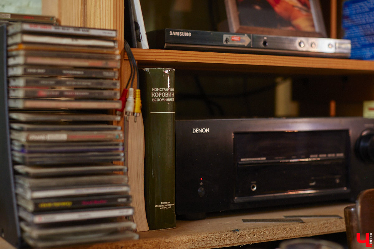 Знакомьтесь, импровизионизм. Нет-нет, мы не ошиблись и написали верно. Так называется стиль живописи, созданный владимирским художником. Работы Сергея Игнатова признаны во всем мире: выигрывают награды, выставляются за рубежом, продаются в частные коллекции за десятки тысяч евро. «Ключ-Медиа» заглянул в святая святых — мастерскую автора, чтобы приобщиться к прекрасному.