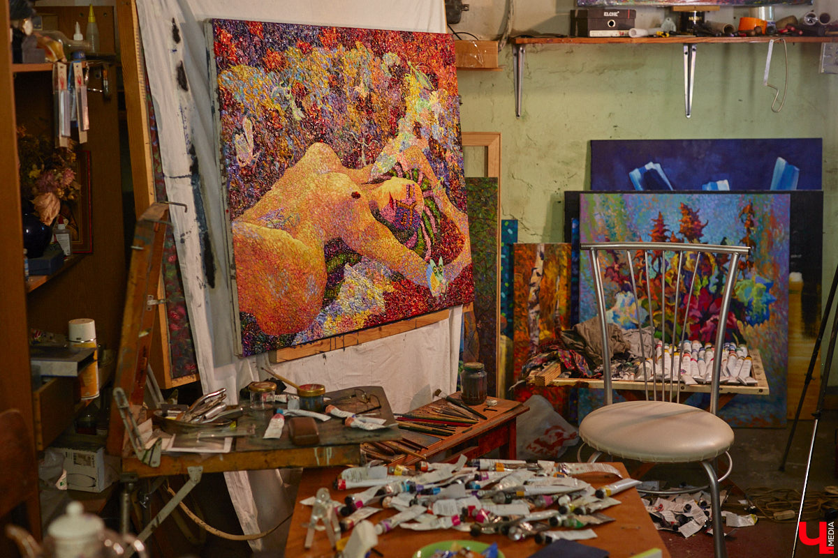 Знакомьтесь, импровизионизм. Нет-нет, мы не ошиблись и написали верно. Так называется стиль живописи, созданный владимирским художником. Работы Сергея Игнатова признаны во всем мире: выигрывают награды, выставляются за рубежом, продаются в частные коллекции за десятки тысяч евро. «Ключ-Медиа» заглянул в святая святых — мастерскую автора, чтобы приобщиться к прекрасному.