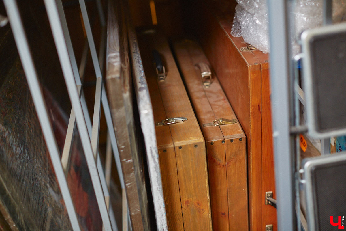 Знакомьтесь, импровизионизм. Нет-нет, мы не ошиблись и написали верно. Так называется стиль живописи, созданный владимирским художником. Работы Сергея Игнатова признаны во всем мире: выигрывают награды, выставляются за рубежом, продаются в частные коллекции за десятки тысяч евро. «Ключ-Медиа» заглянул в святая святых — мастерскую автора, чтобы приобщиться к прекрасному.