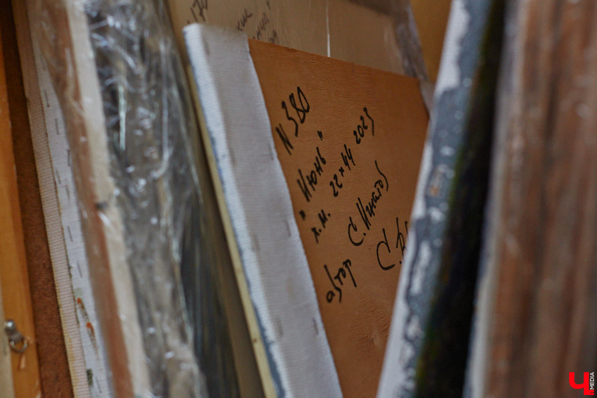 Знакомьтесь, импровизионизм. Нет-нет, мы не ошиблись и написали верно. Так называется стиль живописи, созданный владимирским художником. Работы Сергея Игнатова признаны во всем мире: выигрывают награды, выставляются за рубежом, продаются в частные коллекции за десятки тысяч евро. «Ключ-Медиа» заглянул в святая святых — мастерскую автора, чтобы приобщиться к прекрасному.