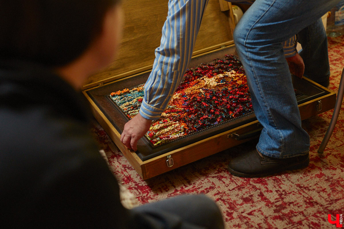 Знакомьтесь, импровизионизм. Нет-нет, мы не ошиблись и написали верно. Так называется стиль живописи, созданный владимирским художником. Работы Сергея Игнатова признаны во всем мире: выигрывают награды, выставляются за рубежом, продаются в частные коллекции за десятки тысяч евро. «Ключ-Медиа» заглянул в святая святых — мастерскую автора, чтобы приобщиться к прекрасному.