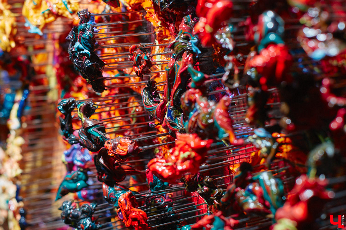 Знакомьтесь, импровизионизм. Нет-нет, мы не ошиблись и написали верно. Так называется стиль живописи, созданный владимирским художником. Работы Сергея Игнатова признаны во всем мире: выигрывают награды, выставляются за рубежом, продаются в частные коллекции за десятки тысяч евро. «Ключ-Медиа» заглянул в святая святых — мастерскую автора, чтобы приобщиться к прекрасному.