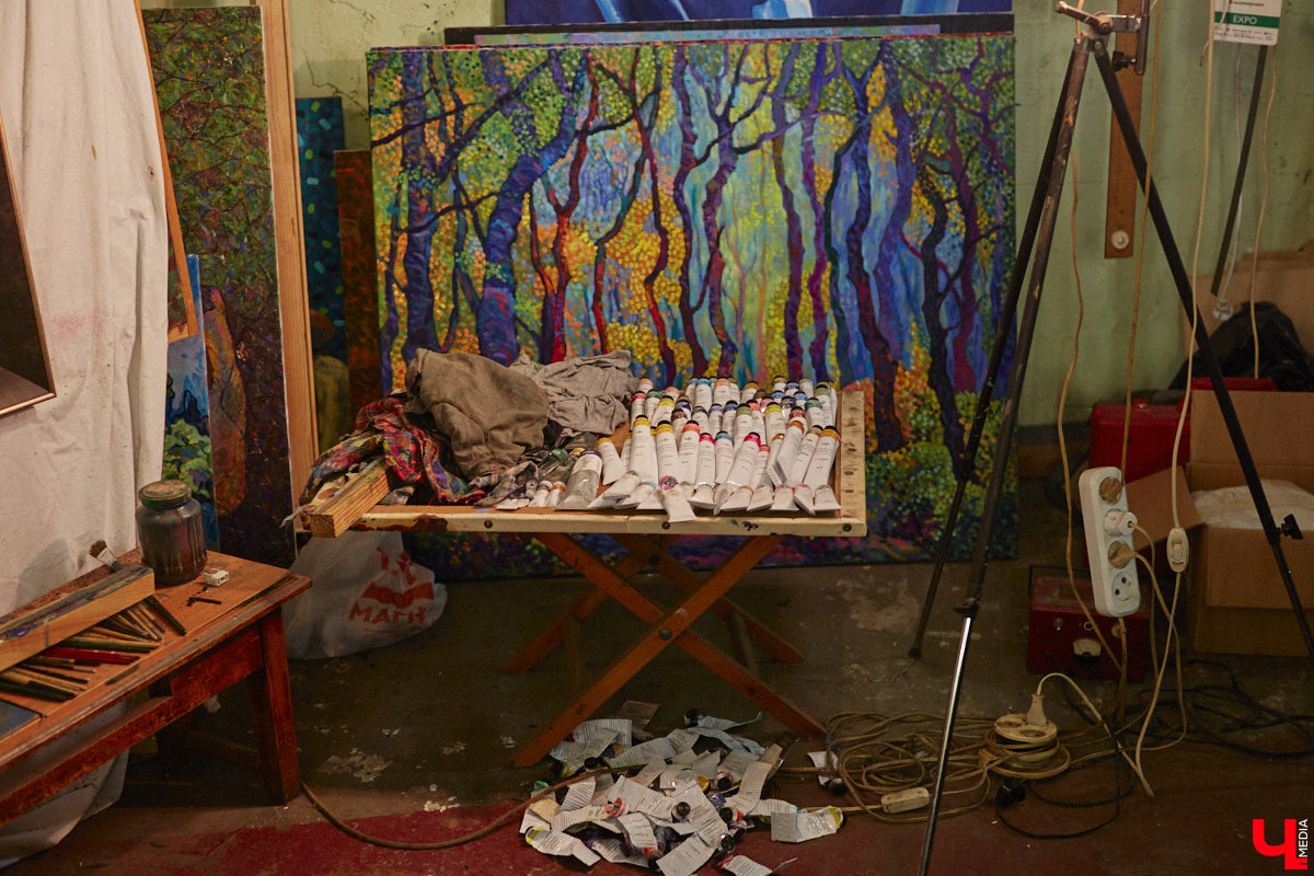 Знакомьтесь, импровизионизм. Нет-нет, мы не ошиблись и написали верно. Так называется стиль живописи, созданный владимирским художником. Работы Сергея Игнатова признаны во всем мире: выигрывают награды, выставляются за рубежом, продаются в частные коллекции за десятки тысяч евро. «Ключ-Медиа» заглянул в святая святых — мастерскую автора, чтобы приобщиться к прекрасному.