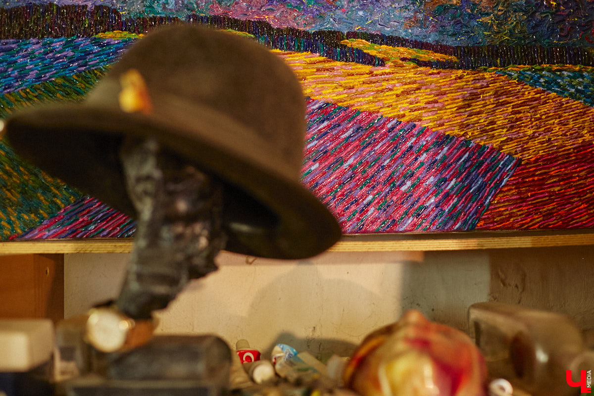 Знакомьтесь, импровизионизм. Нет-нет, мы не ошиблись и написали верно. Так называется стиль живописи, созданный владимирским художником. Работы Сергея Игнатова признаны во всем мире: выигрывают награды, выставляются за рубежом, продаются в частные коллекции за десятки тысяч евро. «Ключ-Медиа» заглянул в святая святых — мастерскую автора, чтобы приобщиться к прекрасному.