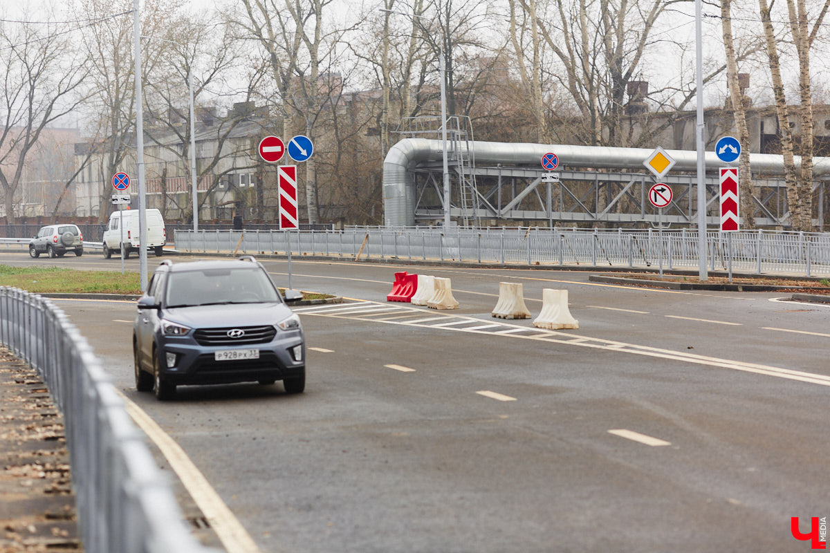 Дорожники наконец-то определились со сроками открытия Рпенского проезда. Приятный сюрприз жителей областного центра ждет уже в ближайшее время. Трасса готова на 90 %, осталось замкнуть ее со стороны улицы Юбилейной, где на днях снесли последний жилой дом. «Ключ-Медиа» прогулялся по большой стройке.