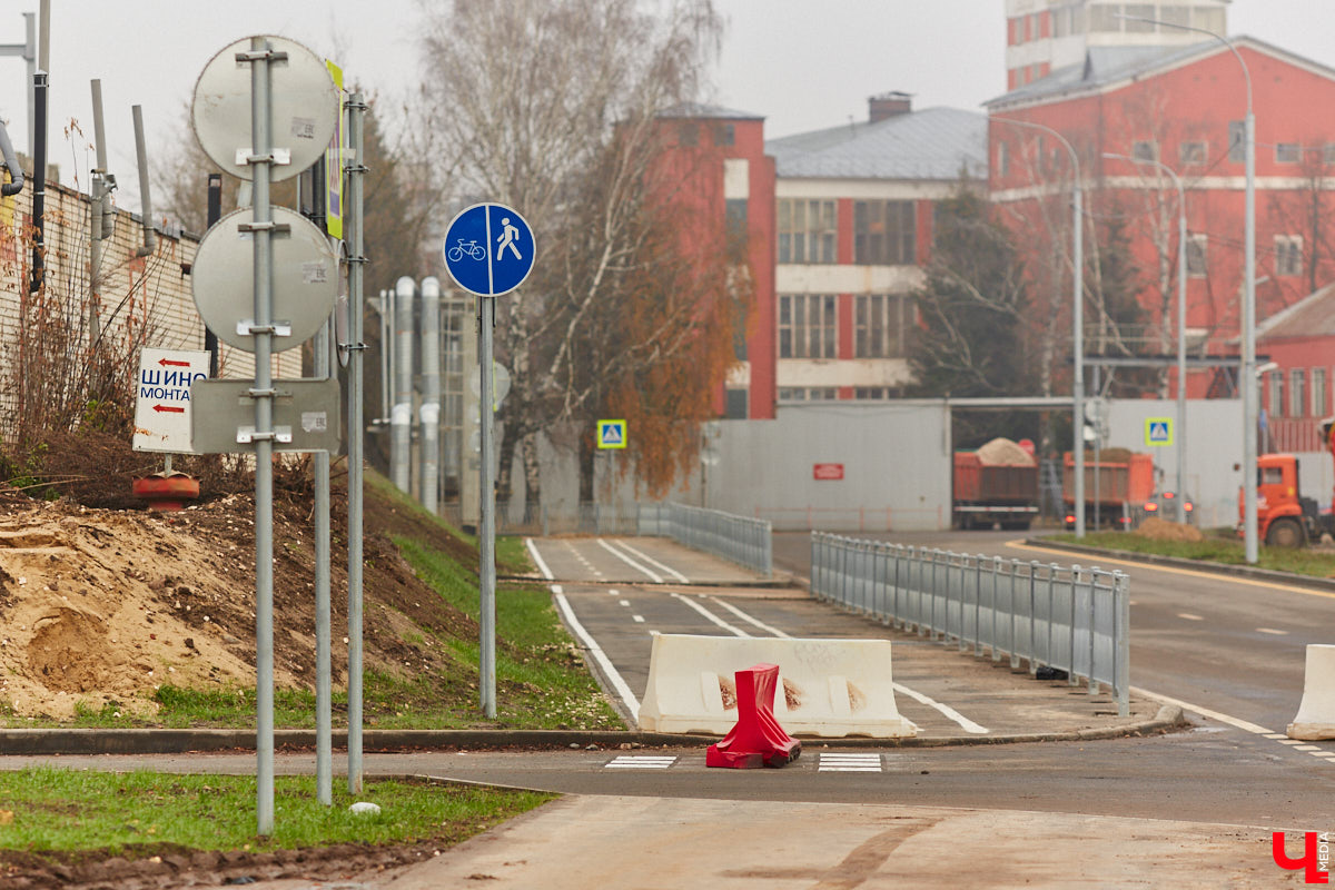 Дорожники наконец-то определились со сроками открытия Рпенского проезда. Приятный сюрприз жителей областного центра ждет уже в ближайшее время. Трасса готова на 90 %, осталось замкнуть ее со стороны улицы Юбилейной, где на днях снесли последний жилой дом. «Ключ-Медиа» прогулялся по большой стройке.
