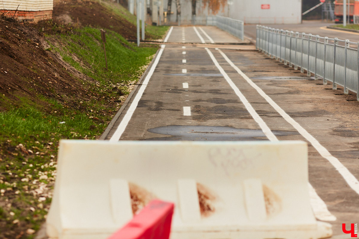 Дорожники наконец-то определились со сроками открытия Рпенского проезда. Приятный сюрприз жителей областного центра ждет уже в ближайшее время. Трасса готова на 90 %, осталось замкнуть ее со стороны улицы Юбилейной, где на днях снесли последний жилой дом. «Ключ-Медиа» прогулялся по большой стройке.