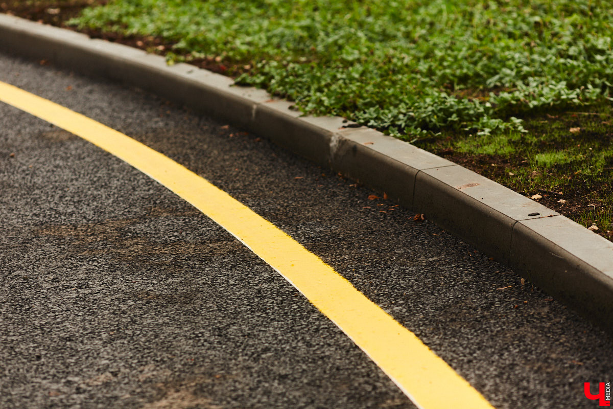 Дорожники наконец-то определились со сроками открытия Рпенского проезда. Приятный сюрприз жителей областного центра ждет уже в ближайшее время. Трасса готова на 90 %, осталось замкнуть ее со стороны улицы Юбилейной, где на днях снесли последний жилой дом. «Ключ-Медиа» прогулялся по большой стройке.