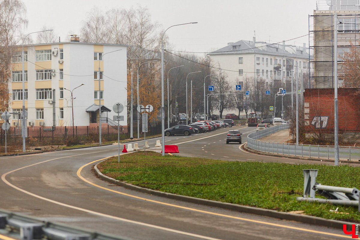 Дорожники наконец-то определились со сроками открытия Рпенского проезда. Приятный сюрприз жителей областного центра ждет уже в ближайшее время. Трасса готова на 90 %, осталось замкнуть ее со стороны улицы Юбилейной, где на днях снесли последний жилой дом. «Ключ-Медиа» прогулялся по большой стройке.
