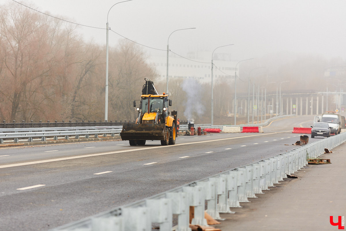 Дорожники наконец-то определились со сроками открытия Рпенского проезда. Приятный сюрприз жителей областного центра ждет уже в ближайшее время. Трасса готова на 90 %, осталось замкнуть ее со стороны улицы Юбилейной, где на днях снесли последний жилой дом. «Ключ-Медиа» прогулялся по большой стройке.
