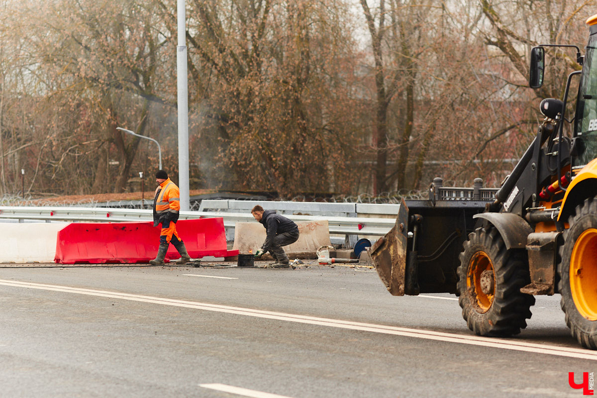 Дорожники наконец-то определились со сроками открытия Рпенского проезда. Приятный сюрприз жителей областного центра ждет уже в ближайшее время. Трасса готова на 90 %, осталось замкнуть ее со стороны улицы Юбилейной, где на днях снесли последний жилой дом. «Ключ-Медиа» прогулялся по большой стройке.
