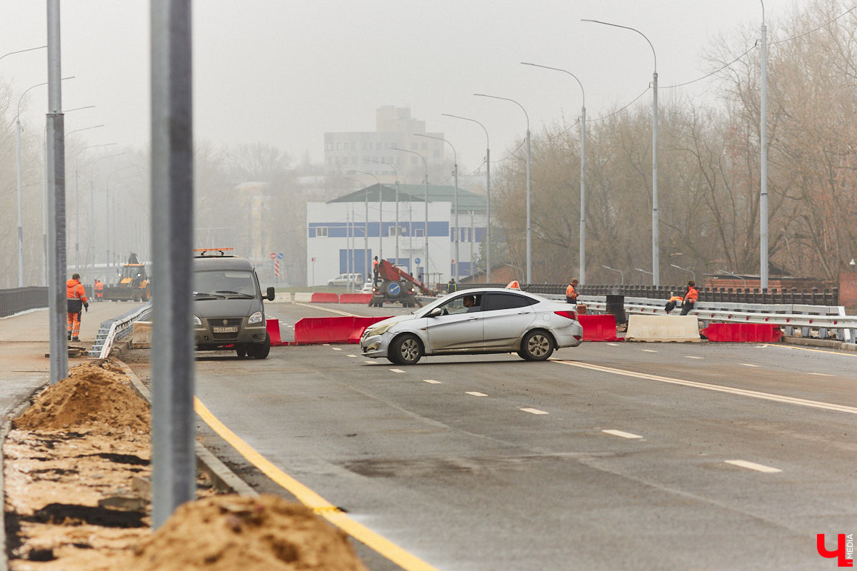 Дорожники наконец-то определились со сроками открытия Рпенского проезда. Приятный сюрприз жителей областного центра ждет уже в ближайшее время. Трасса готова на 90 %, осталось замкнуть ее со стороны улицы Юбилейной, где на днях снесли последний жилой дом. «Ключ-Медиа» прогулялся по большой стройке.