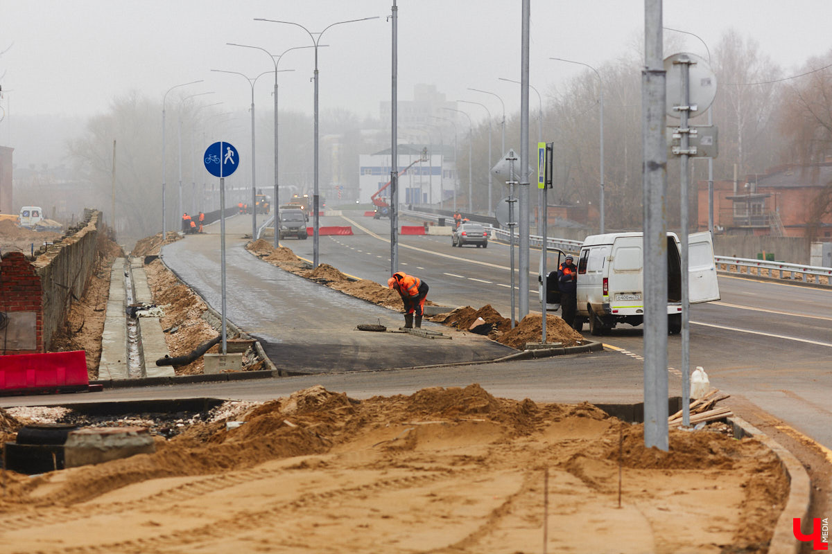 Дорожники наконец-то определились со сроками открытия Рпенского проезда. Приятный сюрприз жителей областного центра ждет уже в ближайшее время. Трасса готова на 90 %, осталось замкнуть ее со стороны улицы Юбилейной, где на днях снесли последний жилой дом. «Ключ-Медиа» прогулялся по большой стройке.