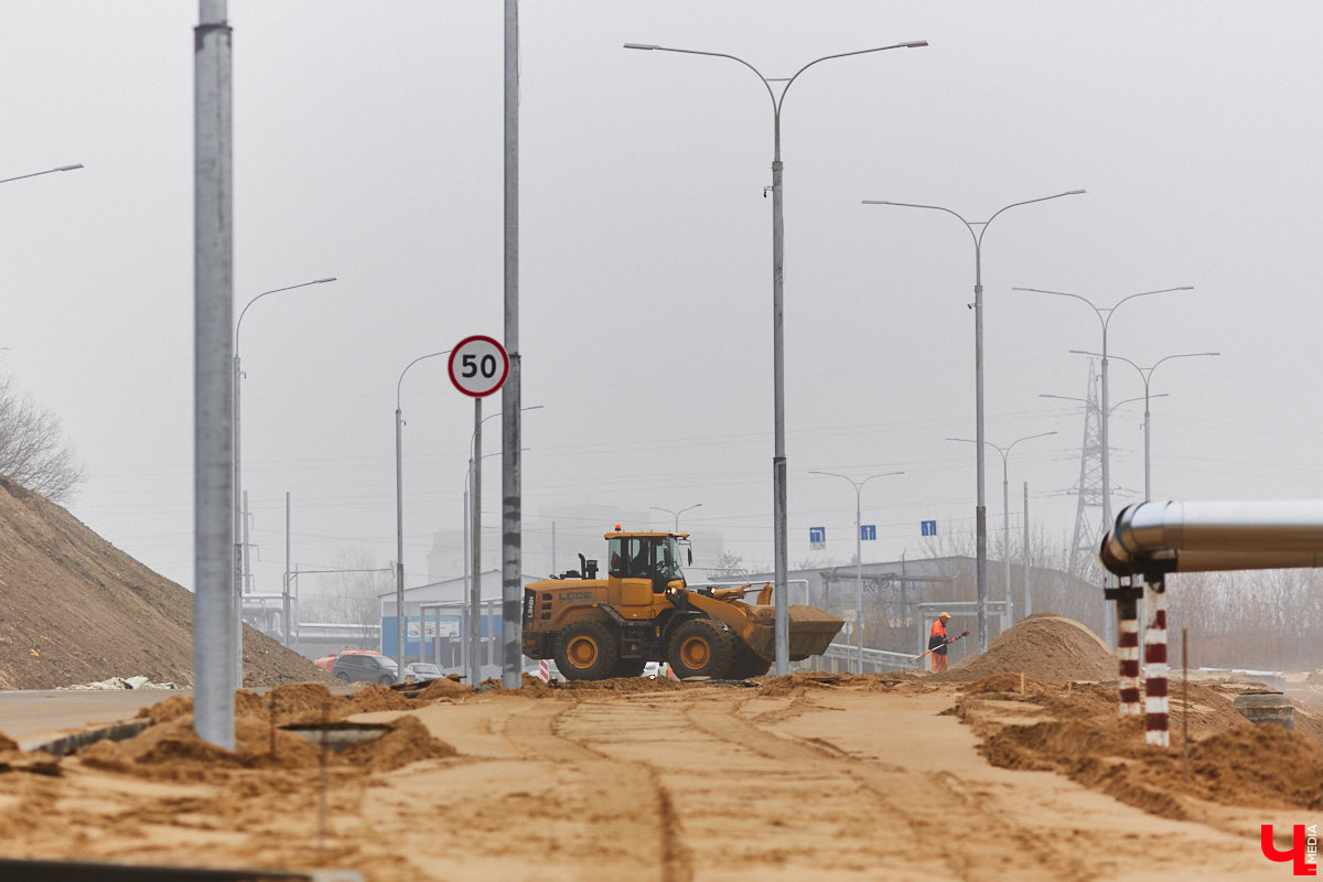 Дорожники наконец-то определились со сроками открытия Рпенского проезда. Приятный сюрприз жителей областного центра ждет уже в ближайшее время. Трасса готова на 90 %, осталось замкнуть ее со стороны улицы Юбилейной, где на днях снесли последний жилой дом. «Ключ-Медиа» прогулялся по большой стройке.