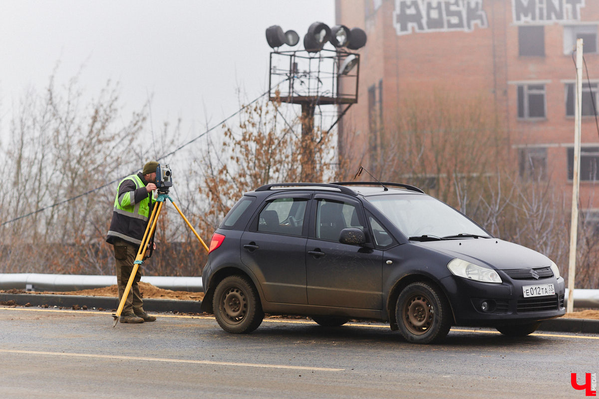 Дорожники наконец-то определились со сроками открытия Рпенского проезда. Приятный сюрприз жителей областного центра ждет уже в ближайшее время. Трасса готова на 90 %, осталось замкнуть ее со стороны улицы Юбилейной, где на днях снесли последний жилой дом. «Ключ-Медиа» прогулялся по большой стройке.
