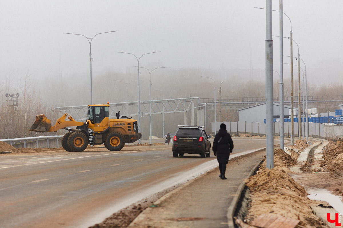 Дорожники наконец-то определились со сроками открытия Рпенского проезда. Приятный сюрприз жителей областного центра ждет уже в ближайшее время. Трасса готова на 90 %, осталось замкнуть ее со стороны улицы Юбилейной, где на днях снесли последний жилой дом. «Ключ-Медиа» прогулялся по большой стройке.