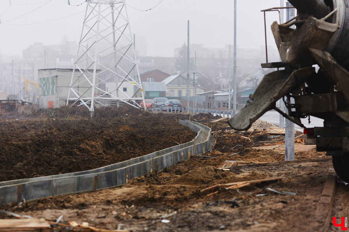 Дорожники наконец-то определились со сроками открытия Рпенского проезда. Приятный сюрприз жителей областного центра ждет уже в ближайшее время. Трасса готова на 90 %, осталось замкнуть ее со стороны улицы Юбилейной, где на днях снесли последний жилой дом. «Ключ-Медиа» прогулялся по большой стройке.