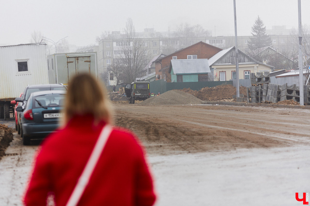 Дорожники наконец-то определились со сроками открытия Рпенского проезда. Приятный сюрприз жителей областного центра ждет уже в ближайшее время. Трасса готова на 90 %, осталось замкнуть ее со стороны улицы Юбилейной, где на днях снесли последний жилой дом. «Ключ-Медиа» прогулялся по большой стройке.
