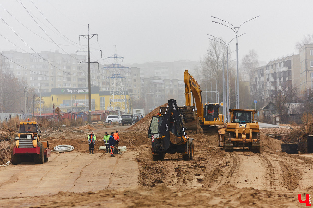 Дорожники наконец-то определились со сроками открытия Рпенского проезда. Приятный сюрприз жителей областного центра ждет уже в ближайшее время. Трасса готова на 90 %, осталось замкнуть ее со стороны улицы Юбилейной, где на днях снесли последний жилой дом. «Ключ-Медиа» прогулялся по большой стройке.