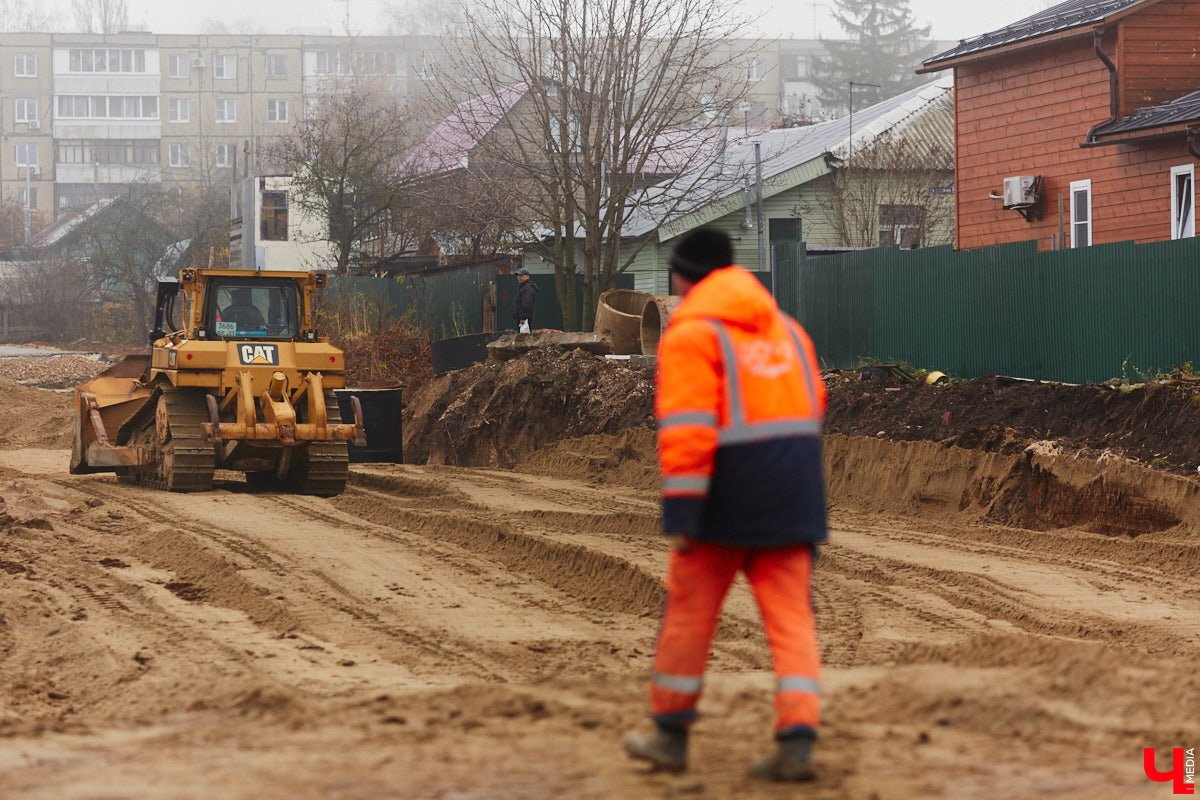 Дорожники наконец-то определились со сроками открытия Рпенского проезда. Приятный сюрприз жителей областного центра ждет уже в ближайшее время. Трасса готова на 90 %, осталось замкнуть ее со стороны улицы Юбилейной, где на днях снесли последний жилой дом. «Ключ-Медиа» прогулялся по большой стройке.
