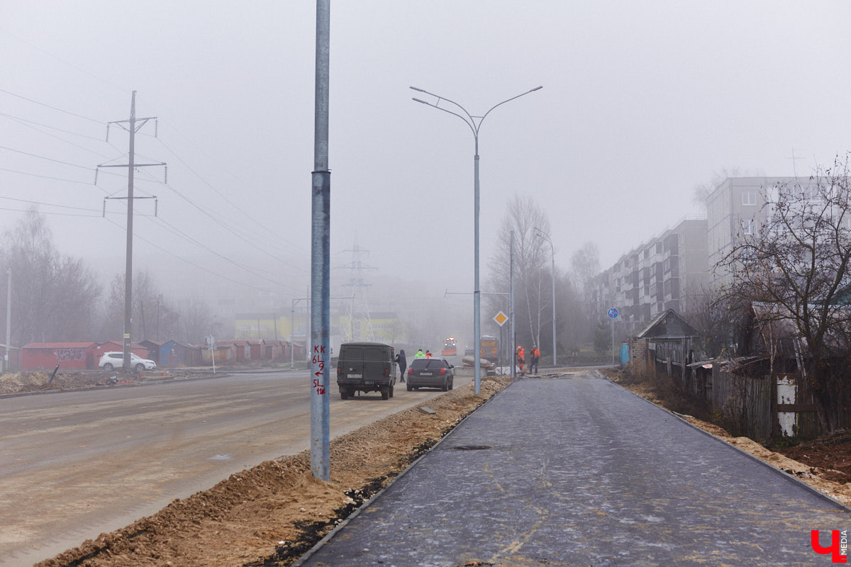 Дорожники наконец-то определились со сроками открытия Рпенского проезда. Приятный сюрприз жителей областного центра ждет уже в ближайшее время. Трасса готова на 90 %, осталось замкнуть ее со стороны улицы Юбилейной, где на днях снесли последний жилой дом. «Ключ-Медиа» прогулялся по большой стройке.