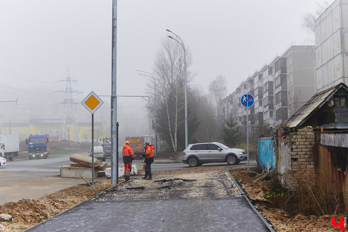 Дорожники наконец-то определились со сроками открытия Рпенского проезда. Приятный сюрприз жителей областного центра ждет уже в ближайшее время. Трасса готова на 90 %, осталось замкнуть ее со стороны улицы Юбилейной, где на днях снесли последний жилой дом. «Ключ-Медиа» прогулялся по большой стройке.