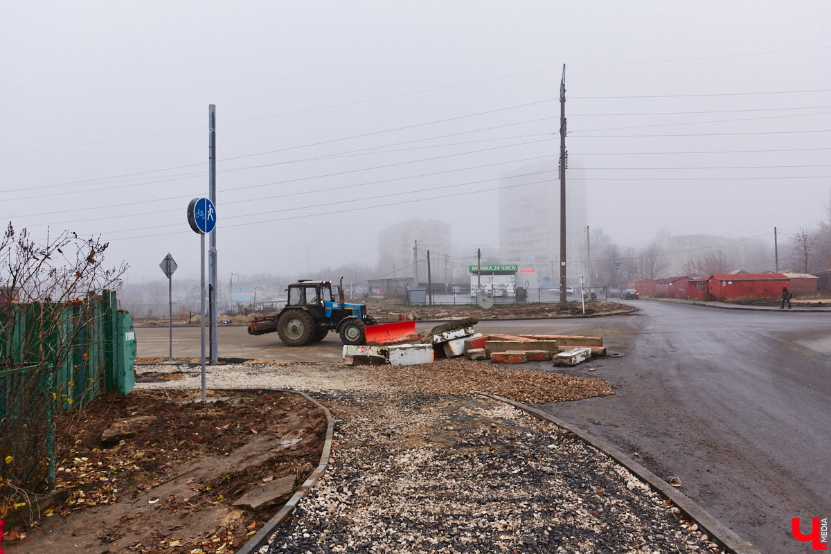 Дорожники наконец-то определились со сроками открытия Рпенского проезда. Приятный сюрприз жителей областного центра ждет уже в ближайшее время. Трасса готова на 90 %, осталось замкнуть ее со стороны улицы Юбилейной, где на днях снесли последний жилой дом. «Ключ-Медиа» прогулялся по большой стройке.