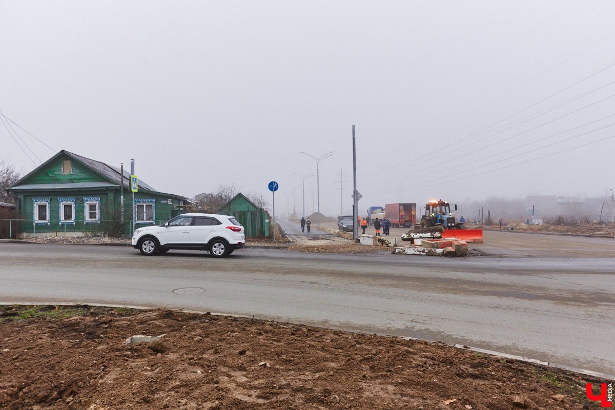Дорожники наконец-то определились со сроками открытия Рпенского проезда. Приятный сюрприз жителей областного центра ждет уже в ближайшее время. Трасса готова на 90 %, осталось замкнуть ее со стороны улицы Юбилейной, где на днях снесли последний жилой дом. «Ключ-Медиа» прогулялся по большой стройке.