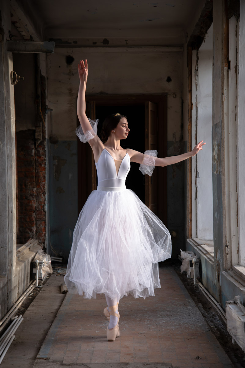 Быть балериной — звучит гордо! Но за великолепной осанкой и невозмутимой грацией стоит долгая изнурительная работа. Встать на пуанты можно только по большой любви к искусству, как это сделала Елизавета Захарченко из Владимира. Она поделилась с «Ключ-Медиа» причинами своего выбора и честно ответила на неудобные вопросы.