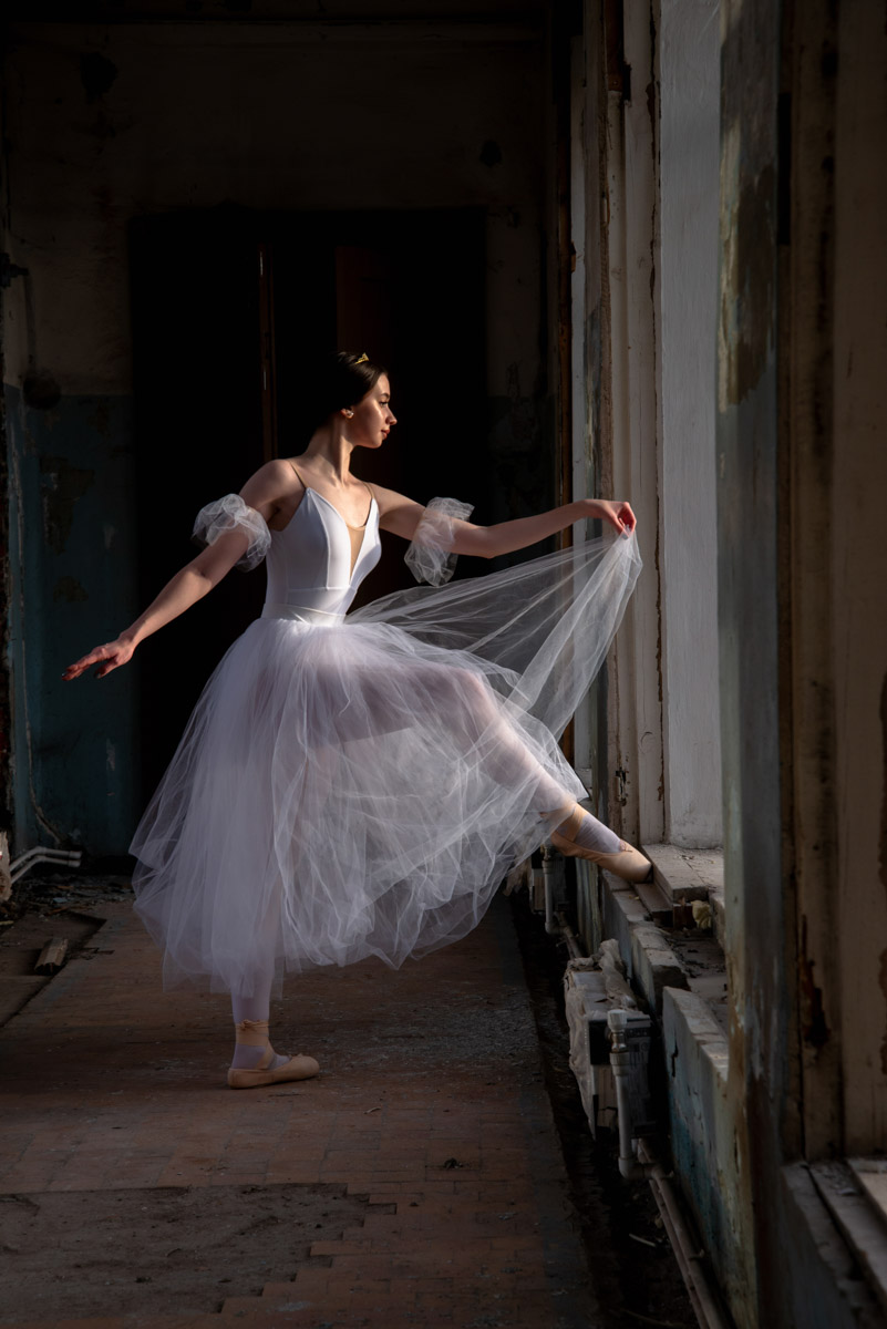 Быть балериной — звучит гордо! Но за великолепной осанкой и невозмутимой грацией стоит долгая изнурительная работа. Встать на пуанты можно только по большой любви к искусству, как это сделала Елизавета Захарченко из Владимира. Она поделилась с «Ключ-Медиа» причинами своего выбора и честно ответила на неудобные вопросы.