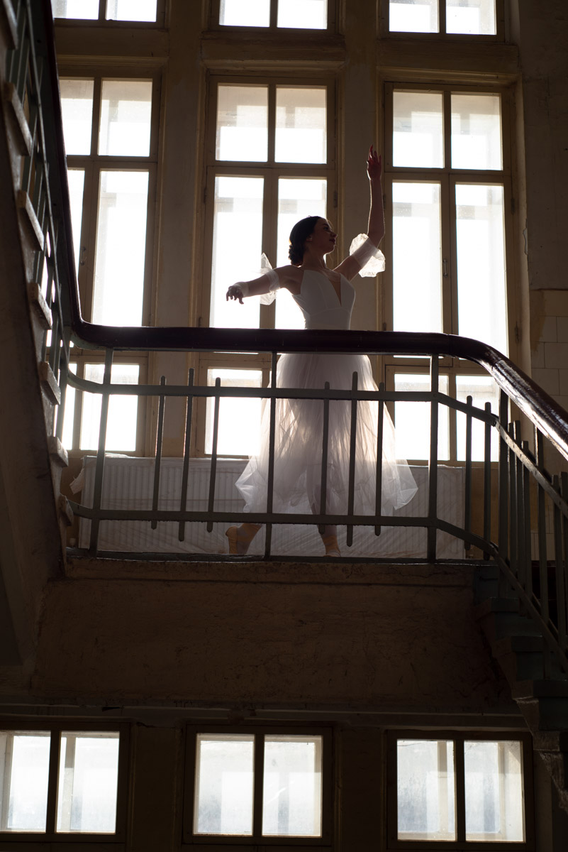 Быть балериной — звучит гордо! Но за великолепной осанкой и невозмутимой грацией стоит долгая изнурительная работа. Встать на пуанты можно только по большой любви к искусству, как это сделала Елизавета Захарченко из Владимира. Она поделилась с «Ключ-Медиа» причинами своего выбора и честно ответила на неудобные вопросы.