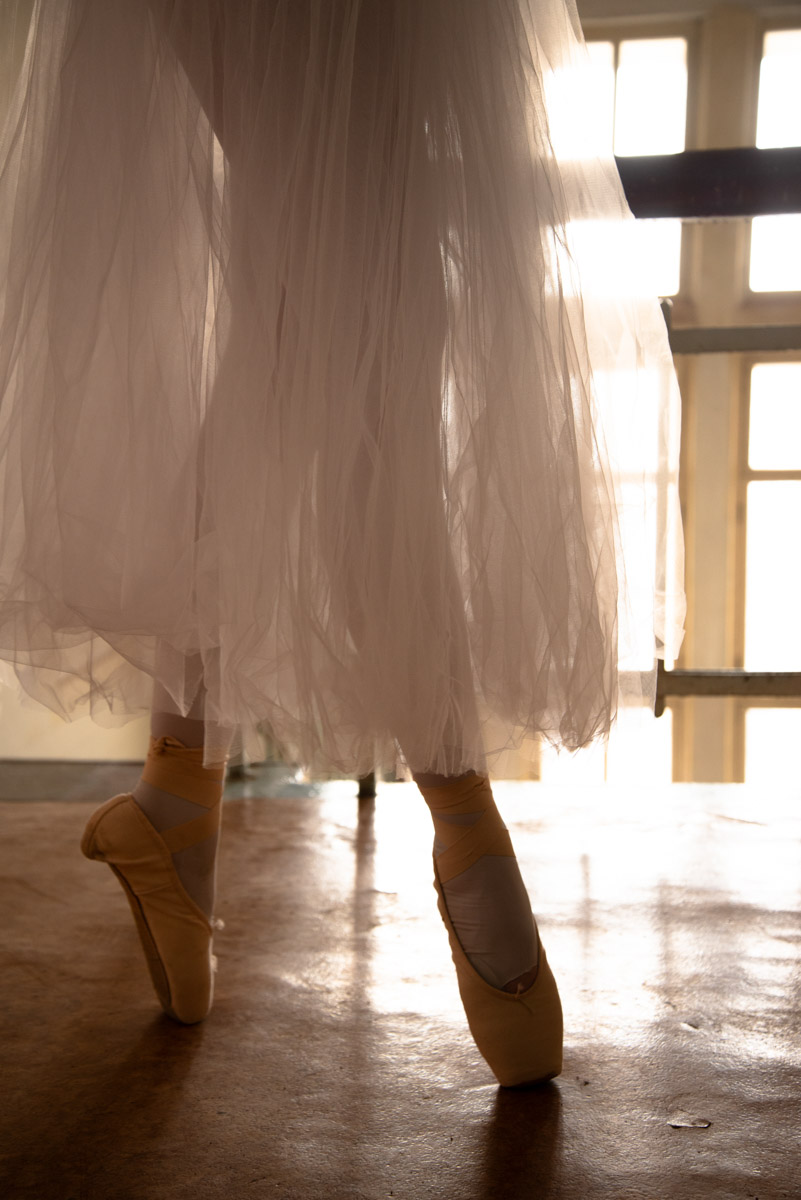 Быть балериной — звучит гордо! Но за великолепной осанкой и невозмутимой грацией стоит долгая изнурительная работа. Встать на пуанты можно только по большой любви к искусству, как это сделала Елизавета Захарченко из Владимира. Она поделилась с «Ключ-Медиа» причинами своего выбора и честно ответила на неудобные вопросы.