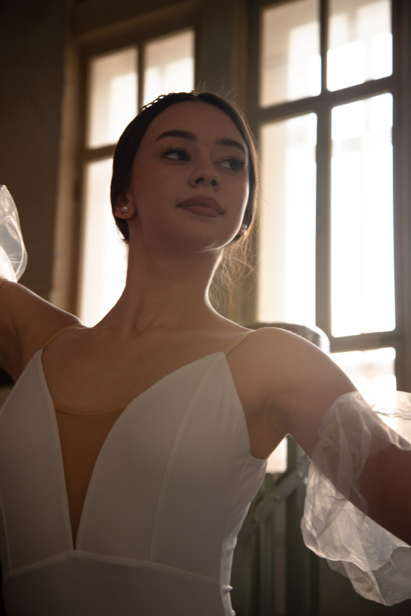 Быть балериной — звучит гордо! Но за великолепной осанкой и невозмутимой грацией стоит долгая изнурительная работа. Встать на пуанты можно только по большой любви к искусству, как это сделала Елизавета Захарченко из Владимира. Она поделилась с «Ключ-Медиа» причинами своего выбора и честно ответила на неудобные вопросы.