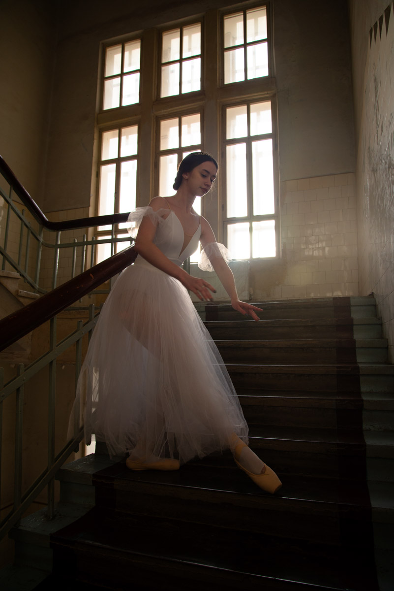 Быть балериной — звучит гордо! Но за великолепной осанкой и невозмутимой грацией стоит долгая изнурительная работа. Встать на пуанты можно только по большой любви к искусству, как это сделала Елизавета Захарченко из Владимира. Она поделилась с «Ключ-Медиа» причинами своего выбора и честно ответила на неудобные вопросы.